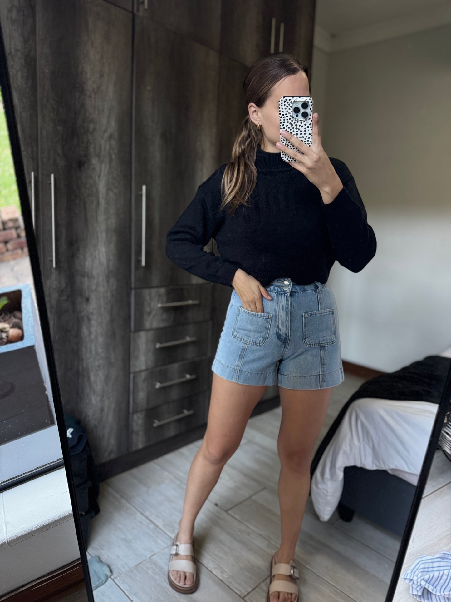 H&M black sweater (X)