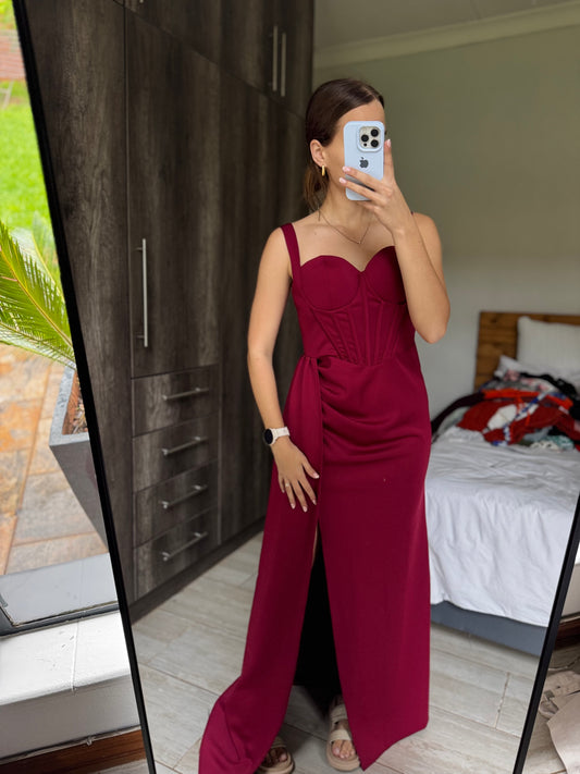 Stunning maroon dress (UUU)
