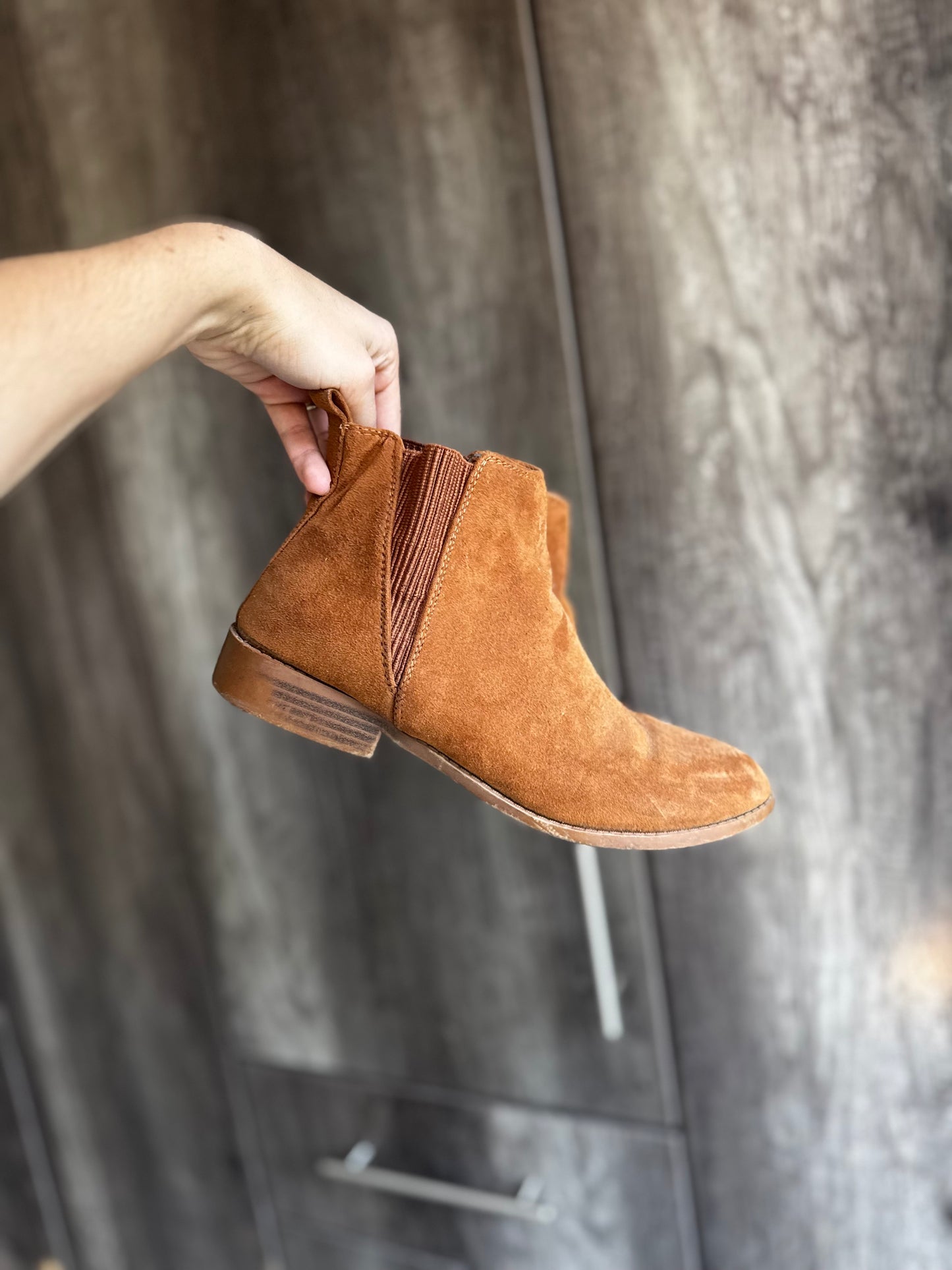 Brown suede boots (X)