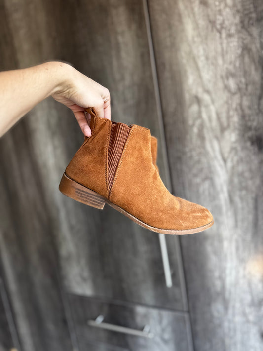 Brown suede boots (X)