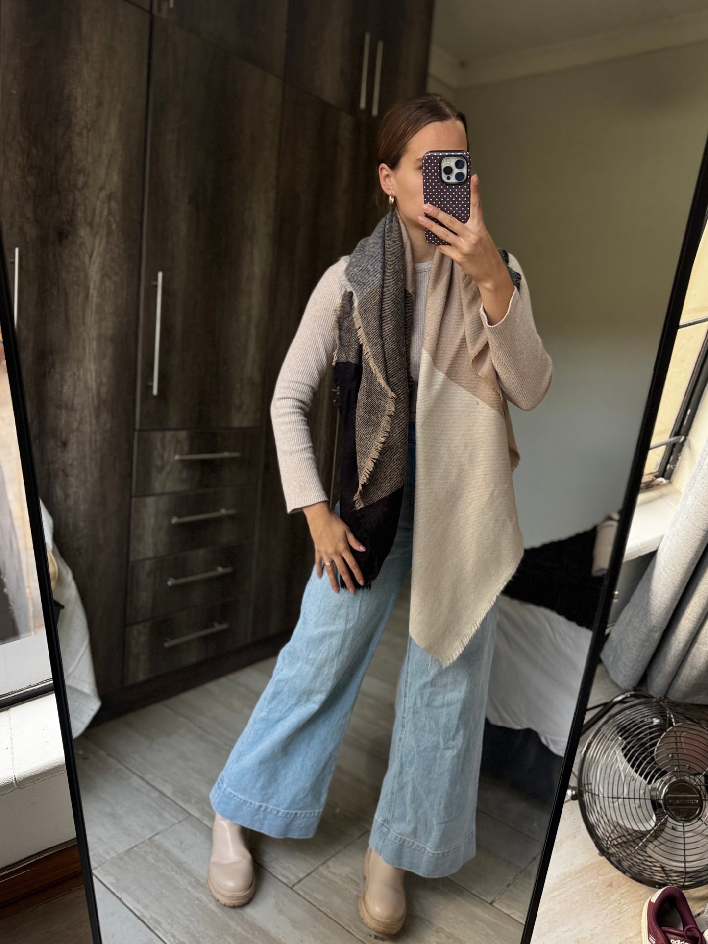 Cream scarf (T)