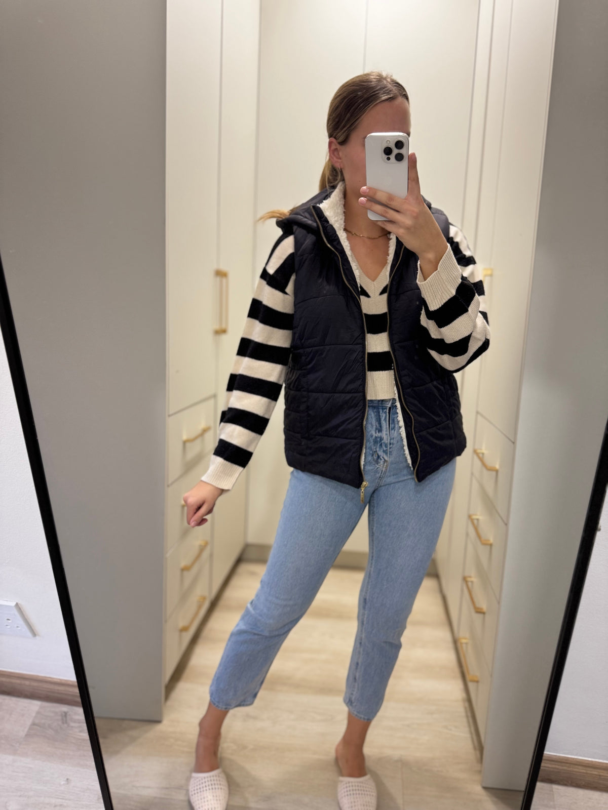 Black puffer vest (S)