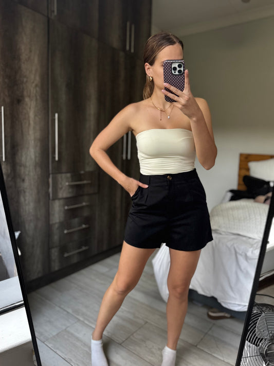 Black shorts (AA)