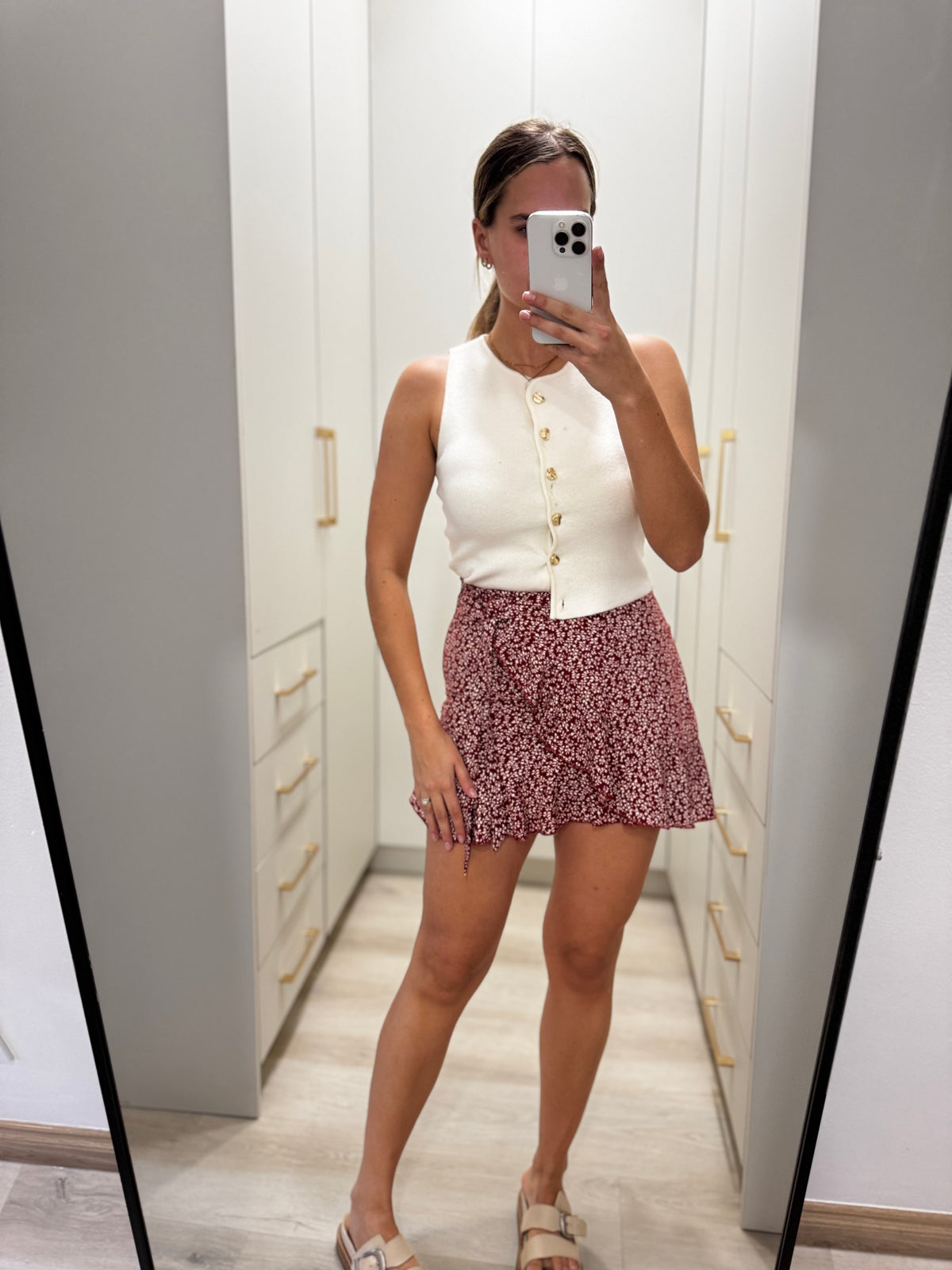 Red floral skirt (O)