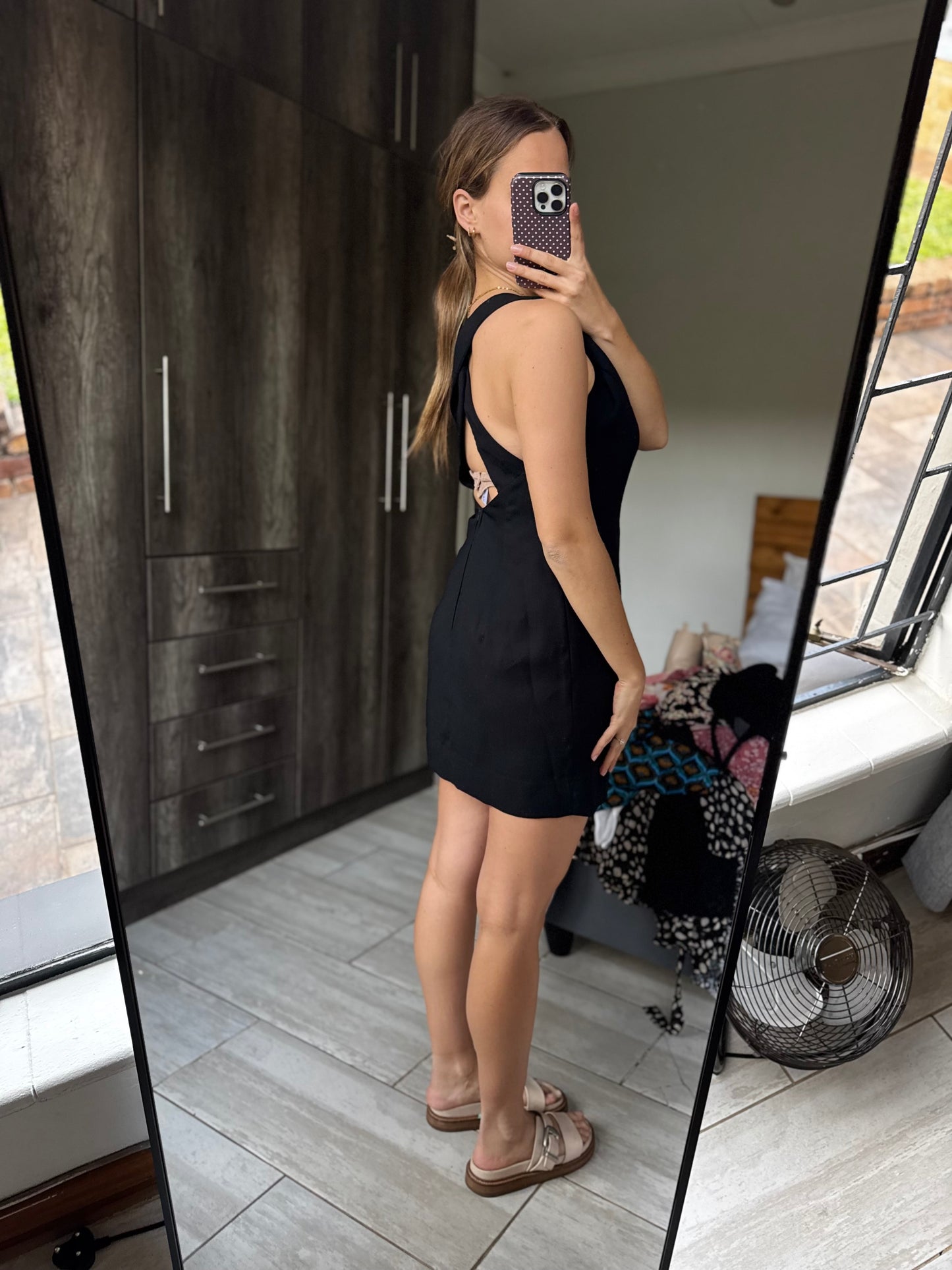 Black dress (B)