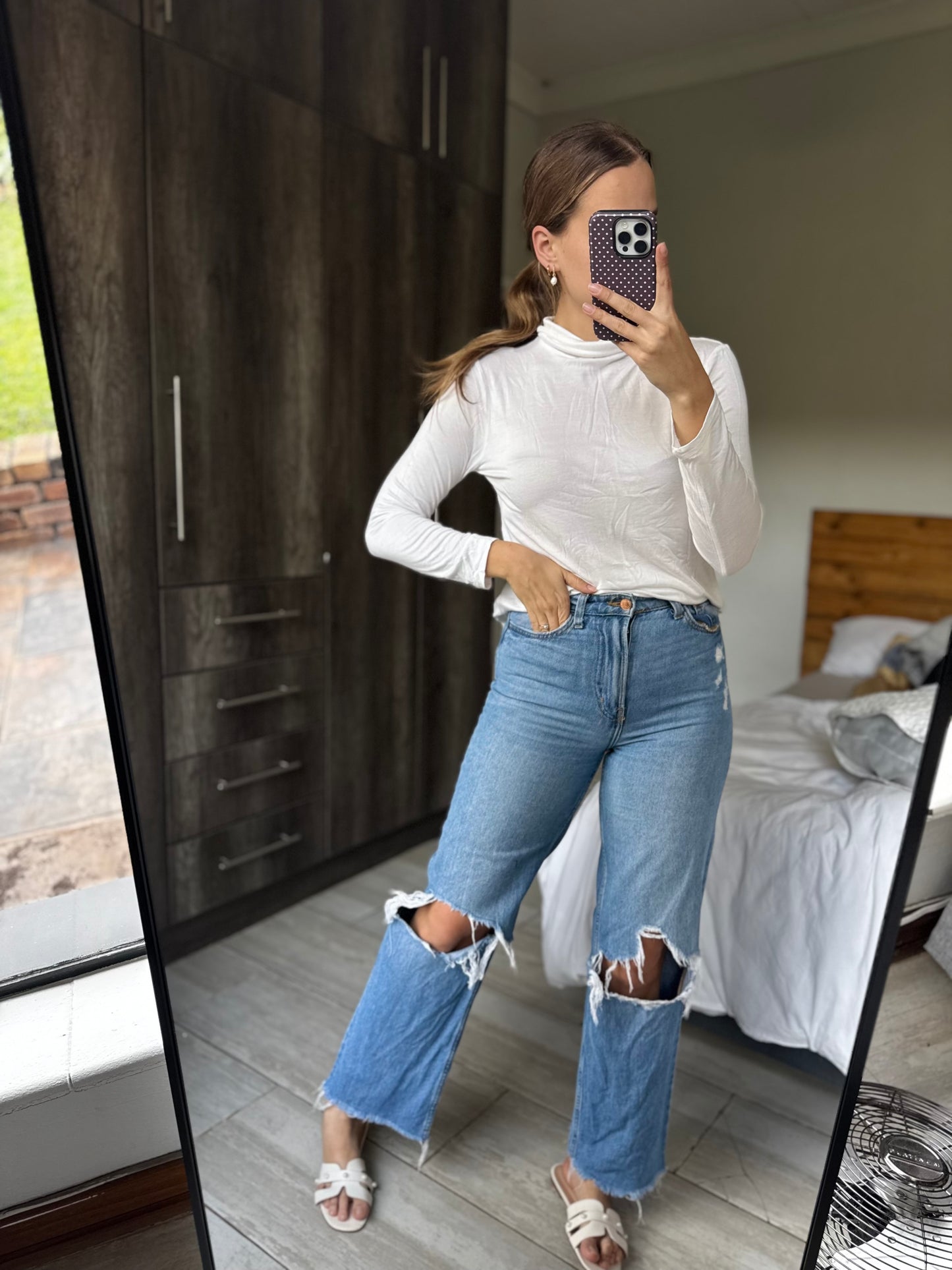 White turtle neck (K)