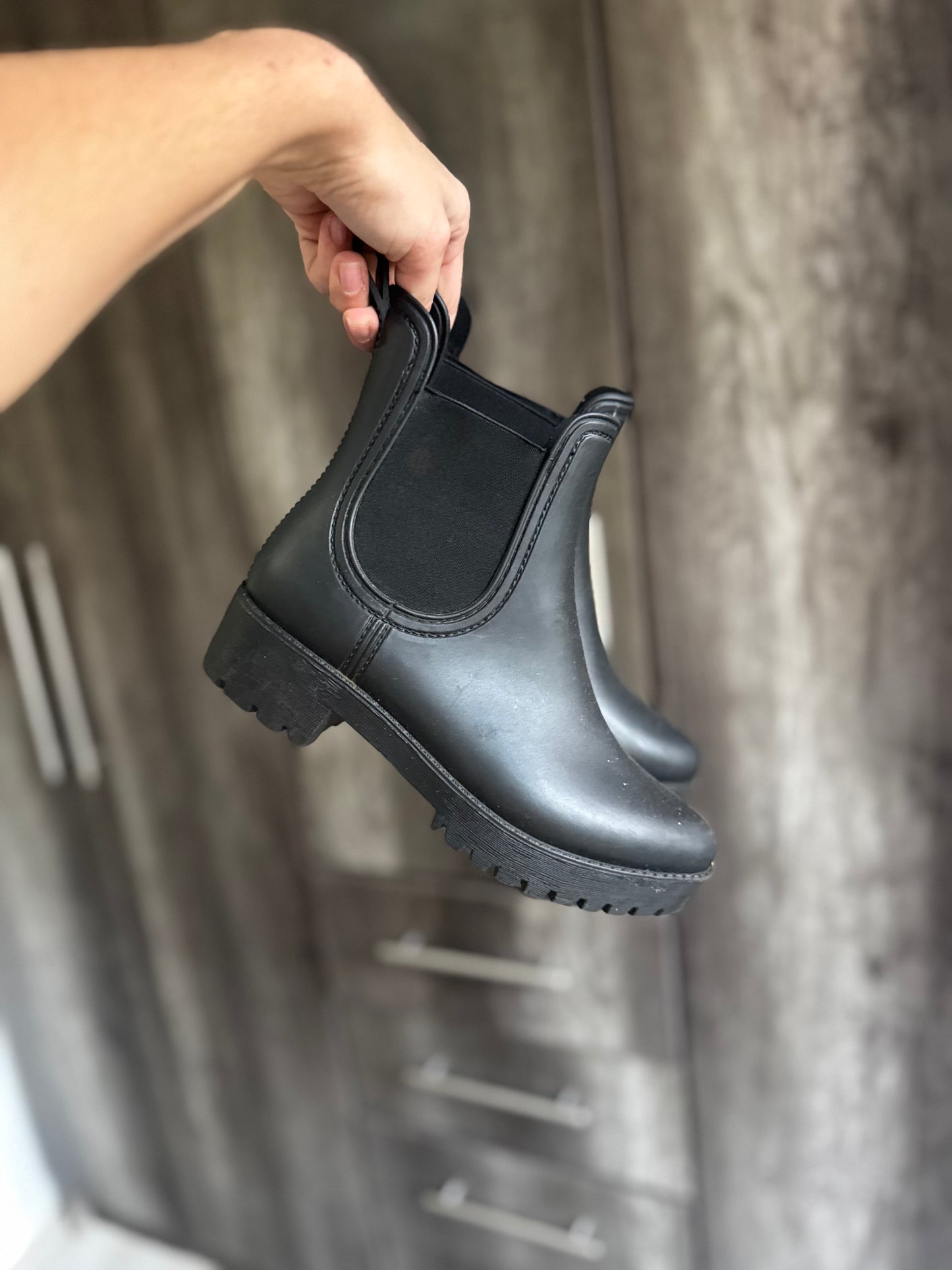 Black chelsea boots (X9)