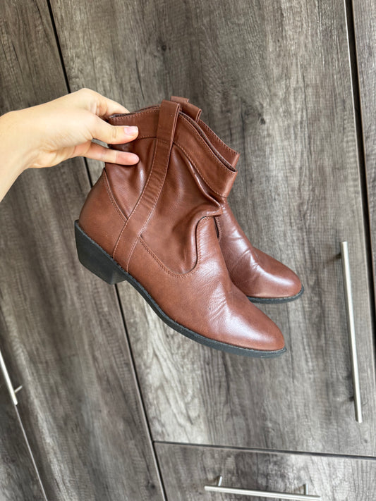 Brown boots (L)