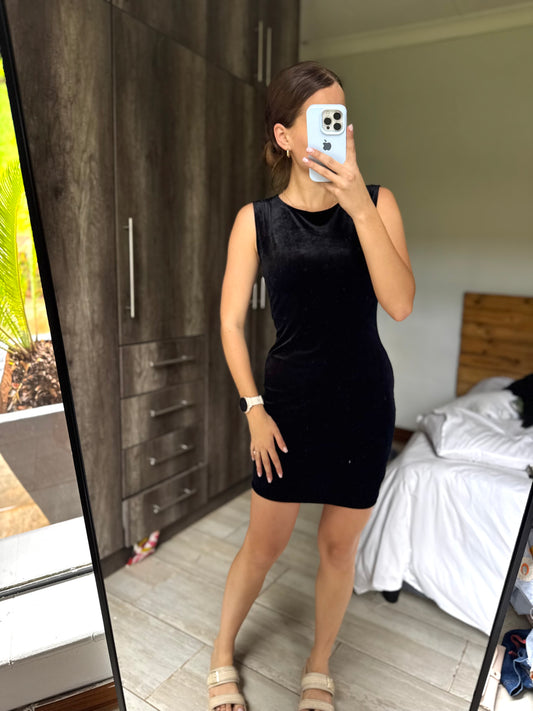 Black velvet dress (C)