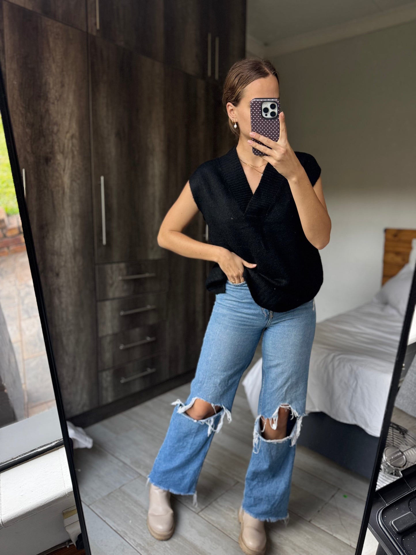 Black knit vest (D)