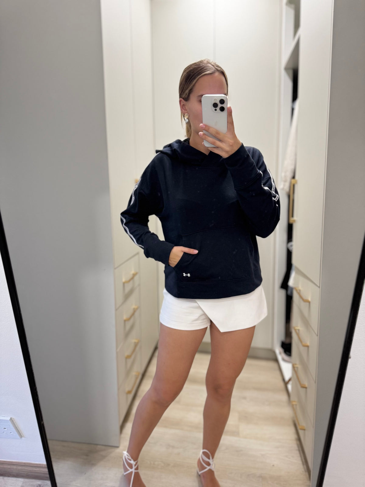 Under Armour black hoodie (D)