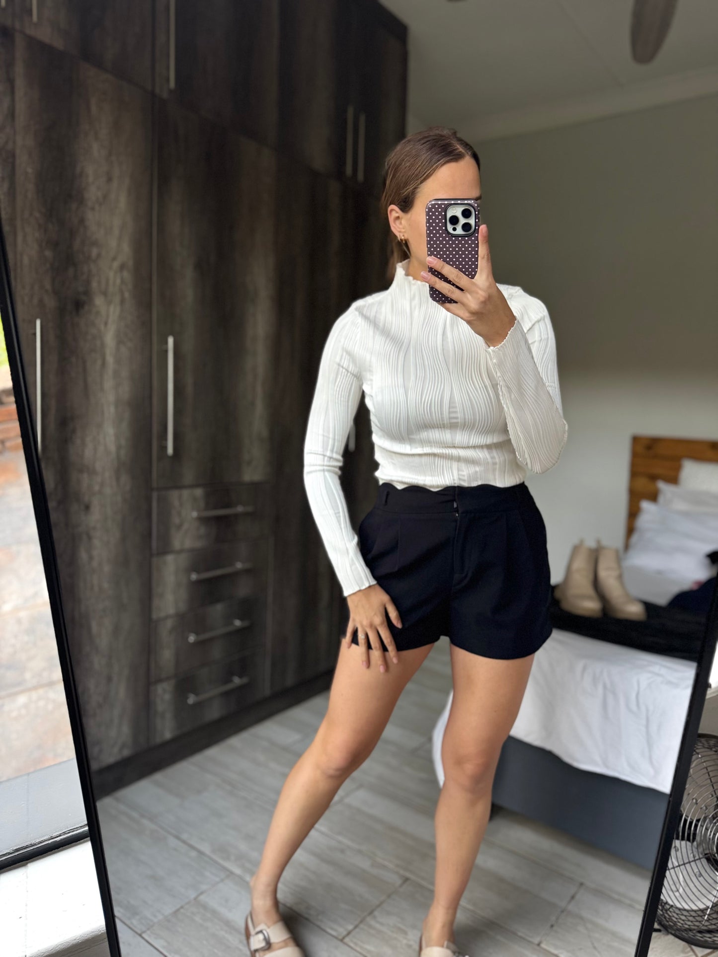 FOREVER NEW black scallops shorts (E)