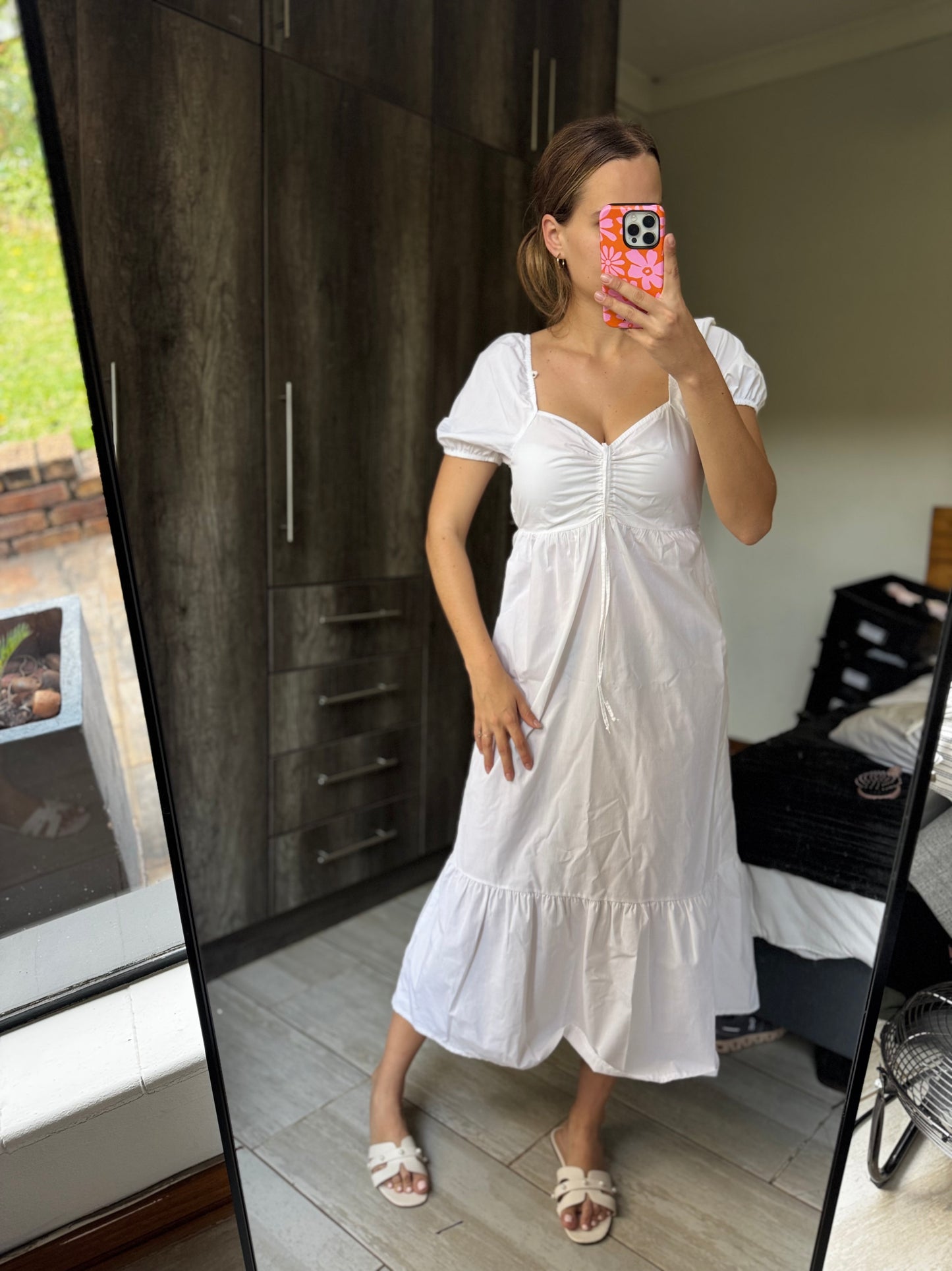 Pretty white dress (I)
