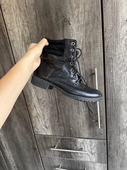 BRAND NEW black boots (O)