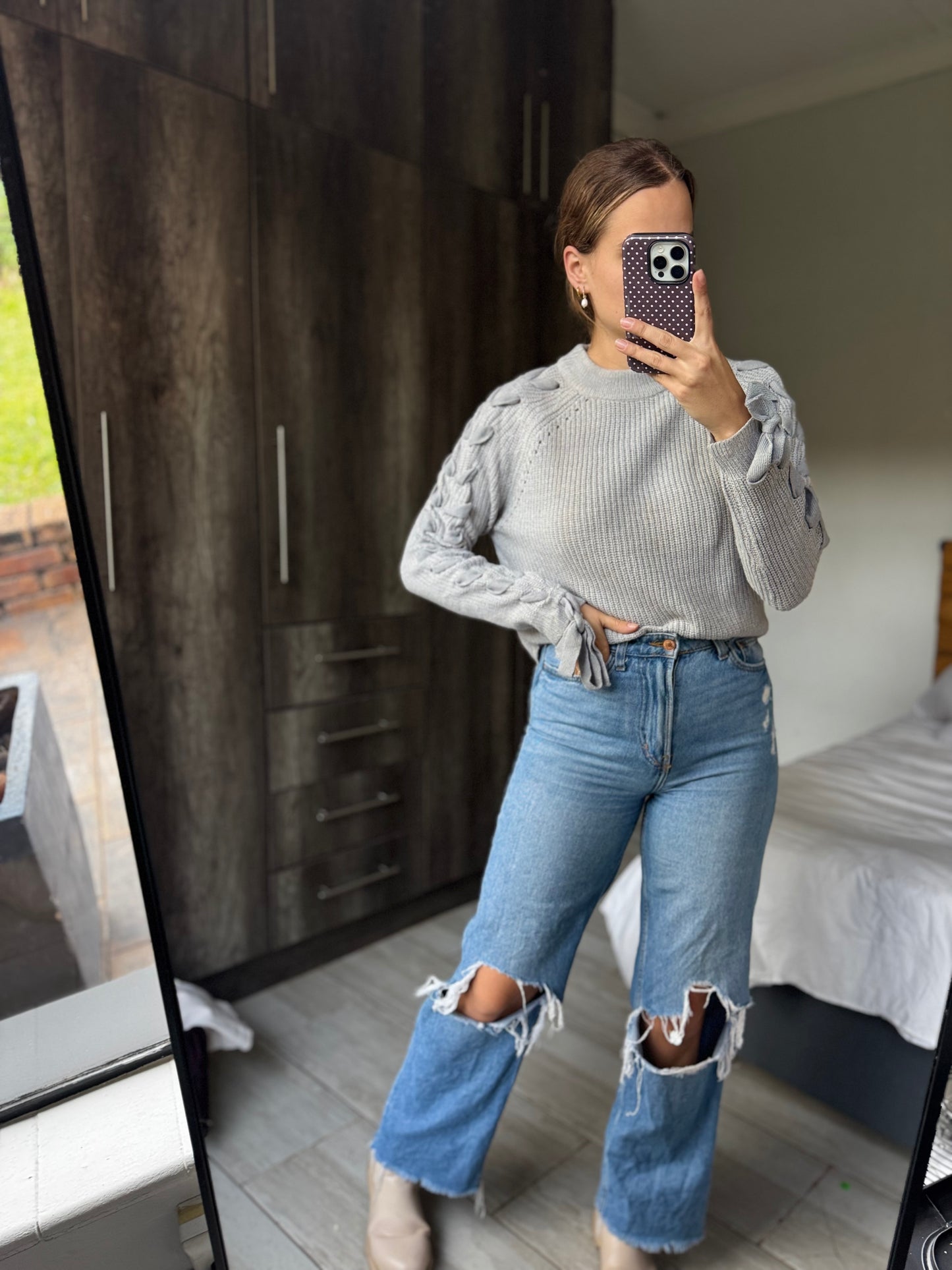 Grey knitted sweater (D)