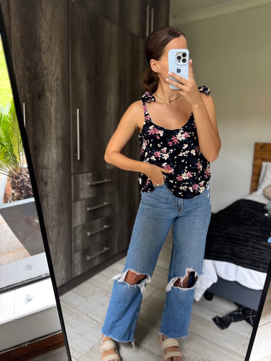 Refinery black floral top (Y)