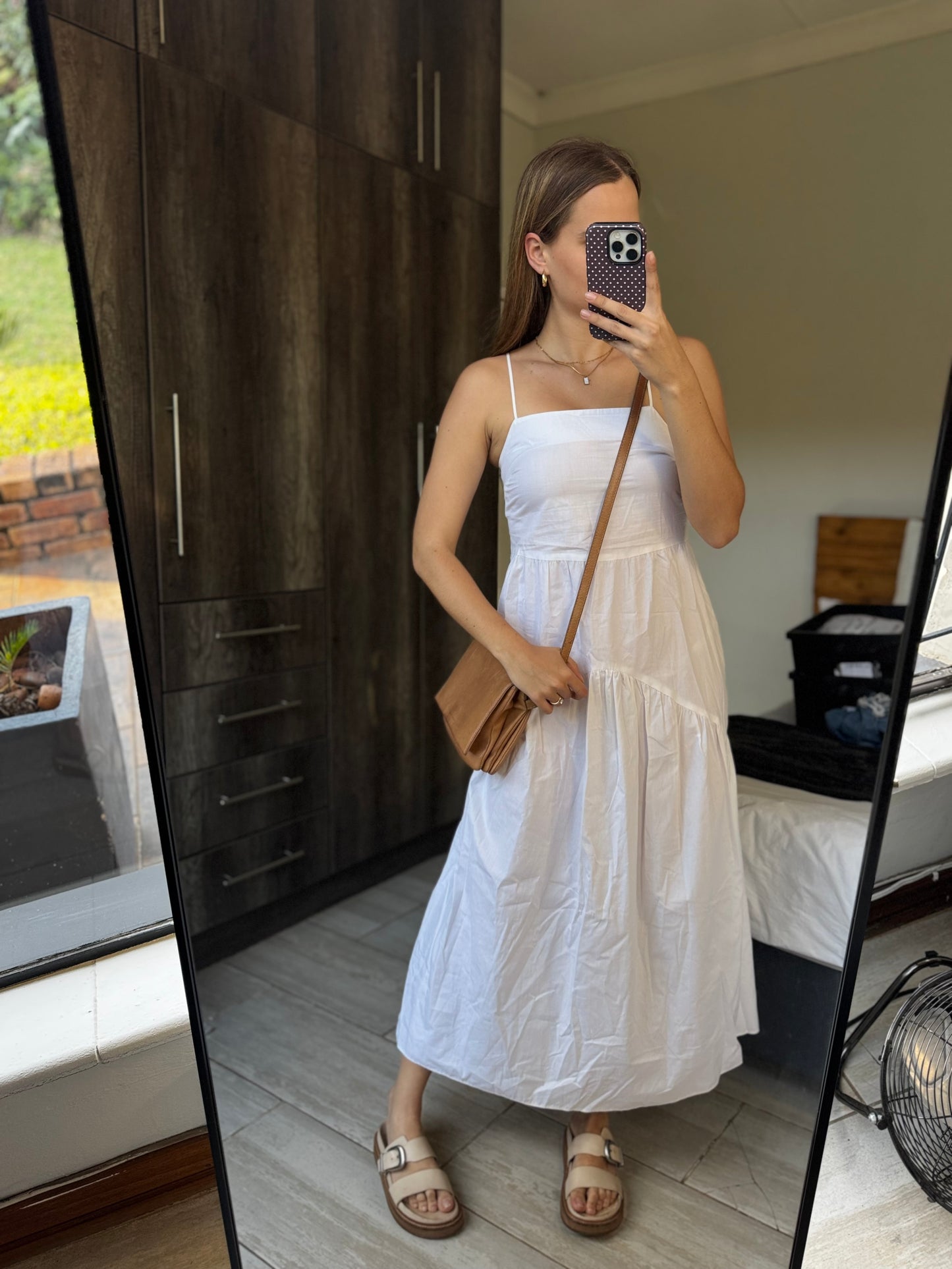 Stunning white dress (D)