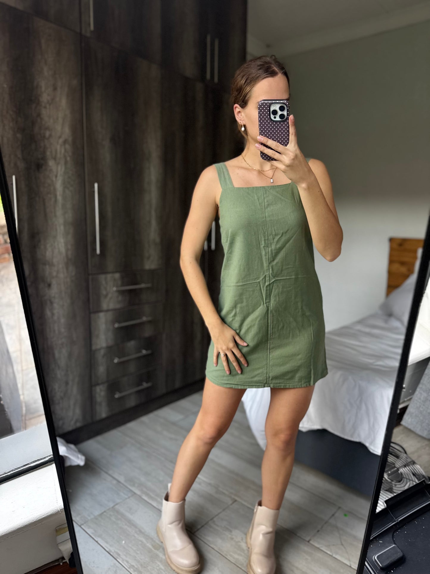 Green dress (D)