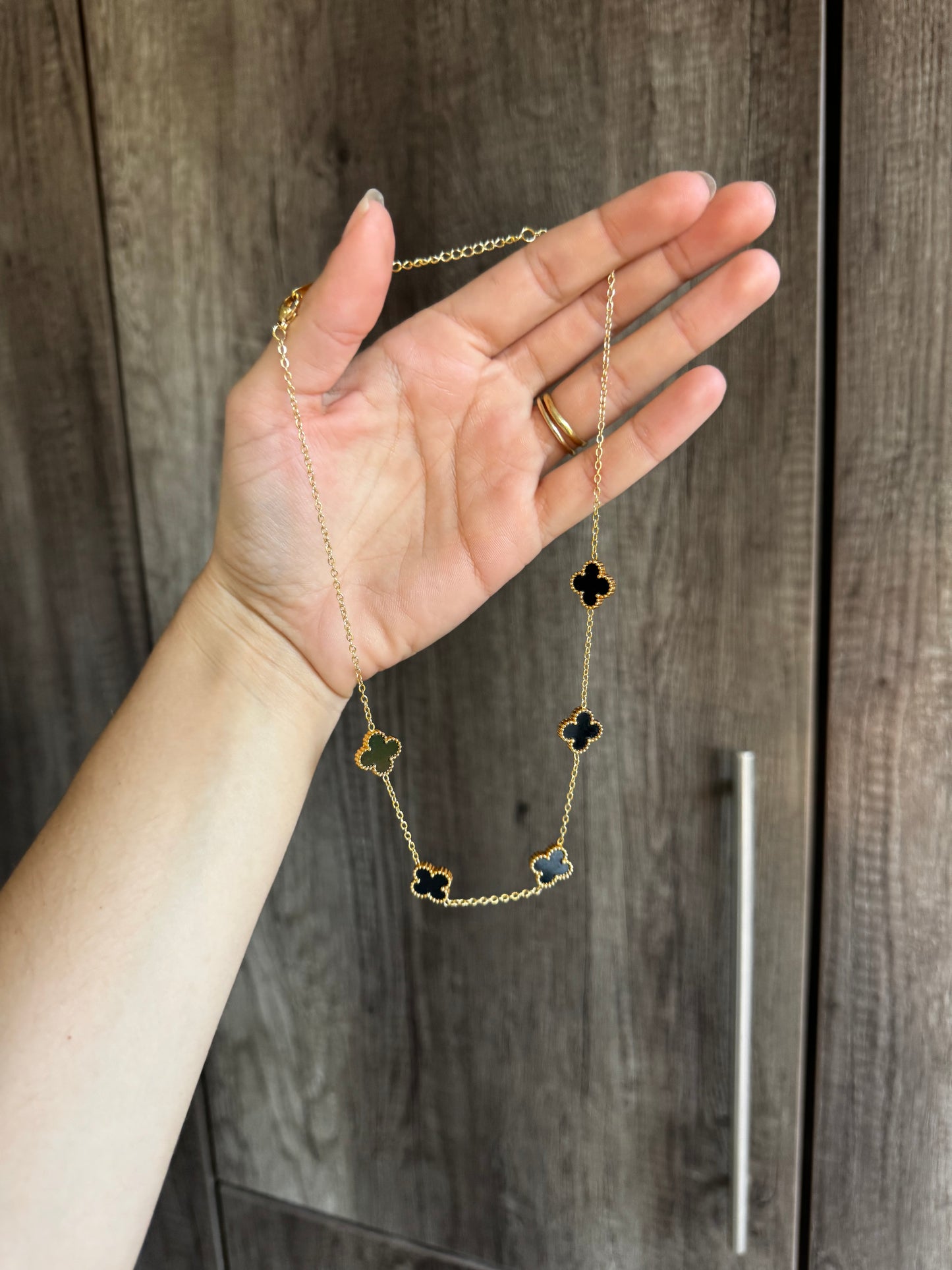 Gold pretty necklace (E)