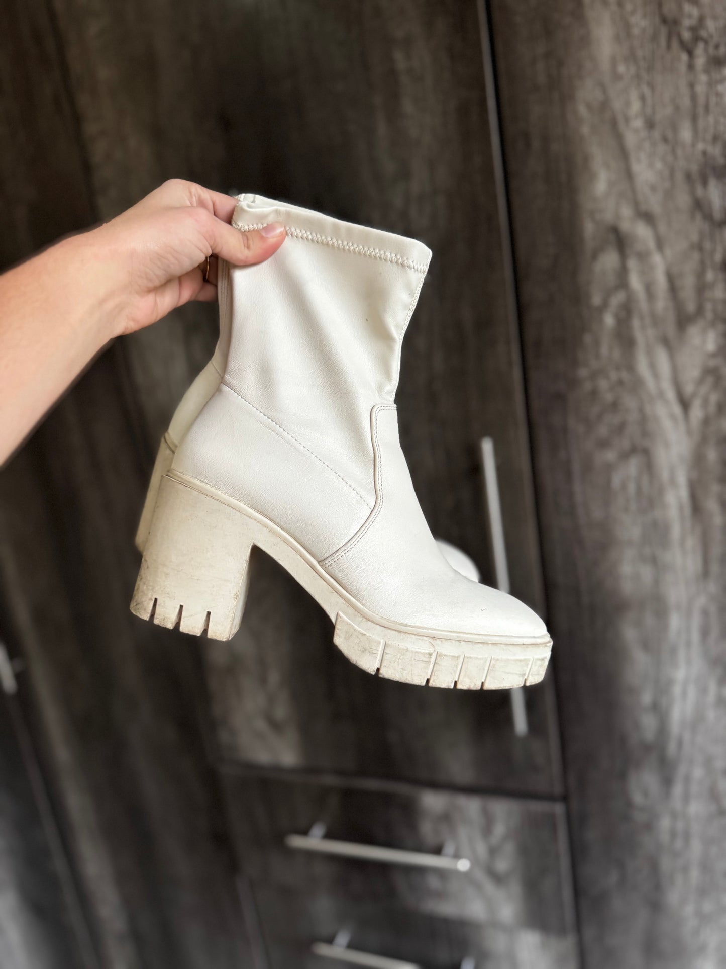 Cream boots (X9)