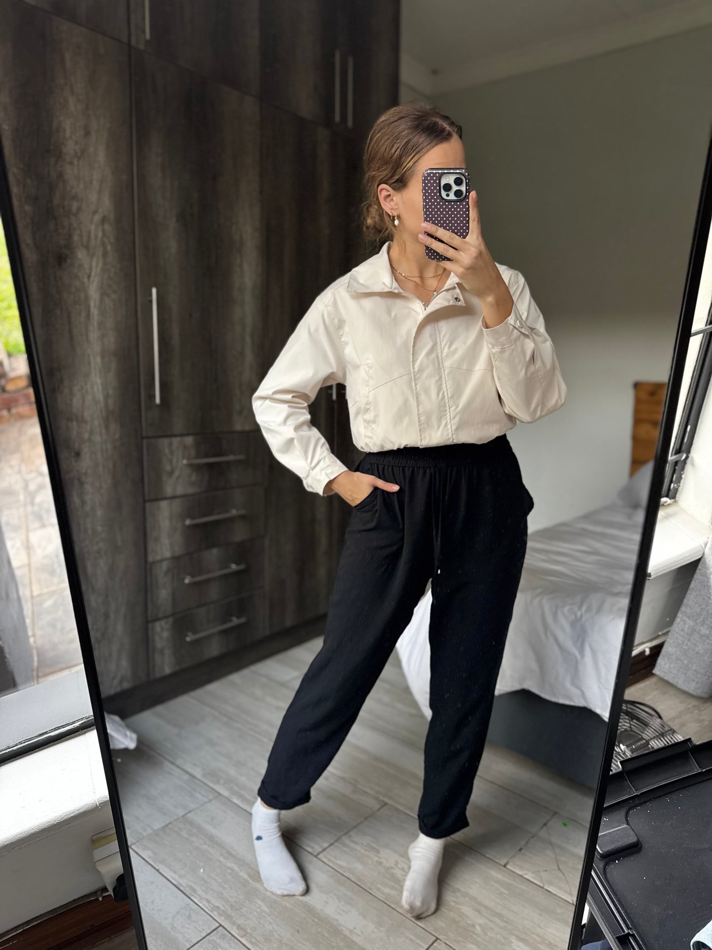 Black pants (D)