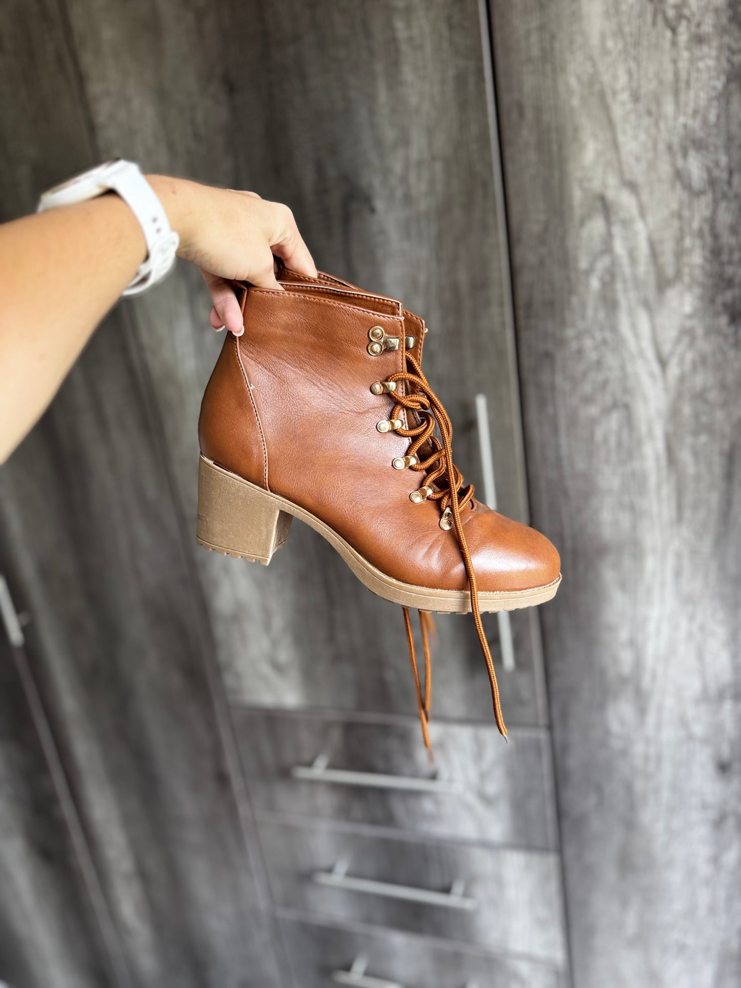 Brand New brown boots (B)