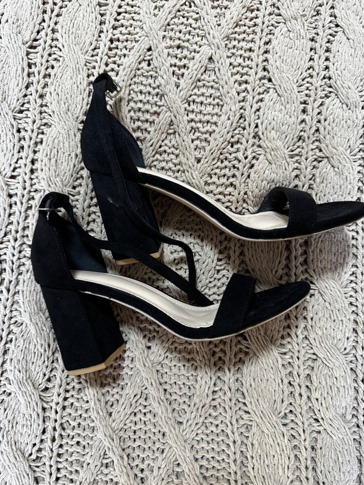 Black heels (Q)