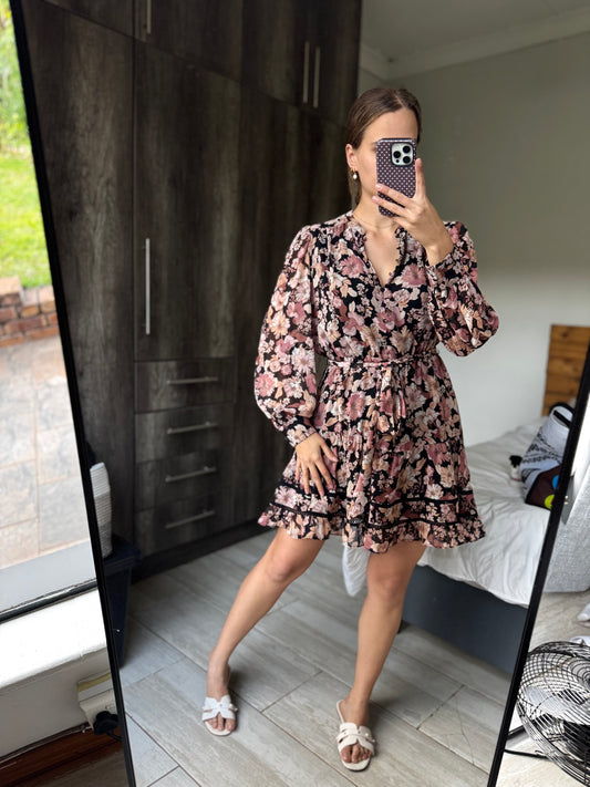 FOREVER NEW black floral dress (B)
