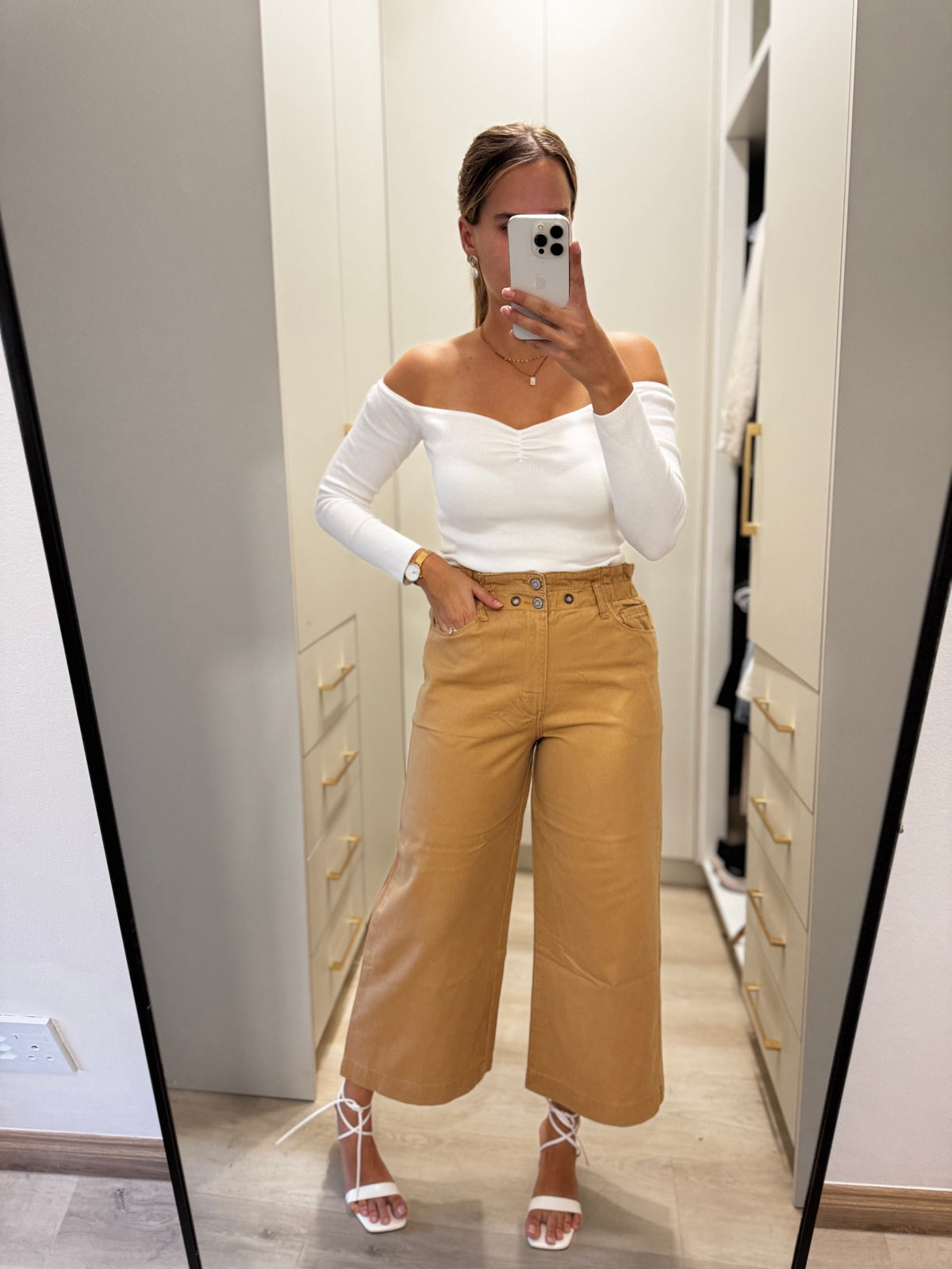 Brown pants (D)