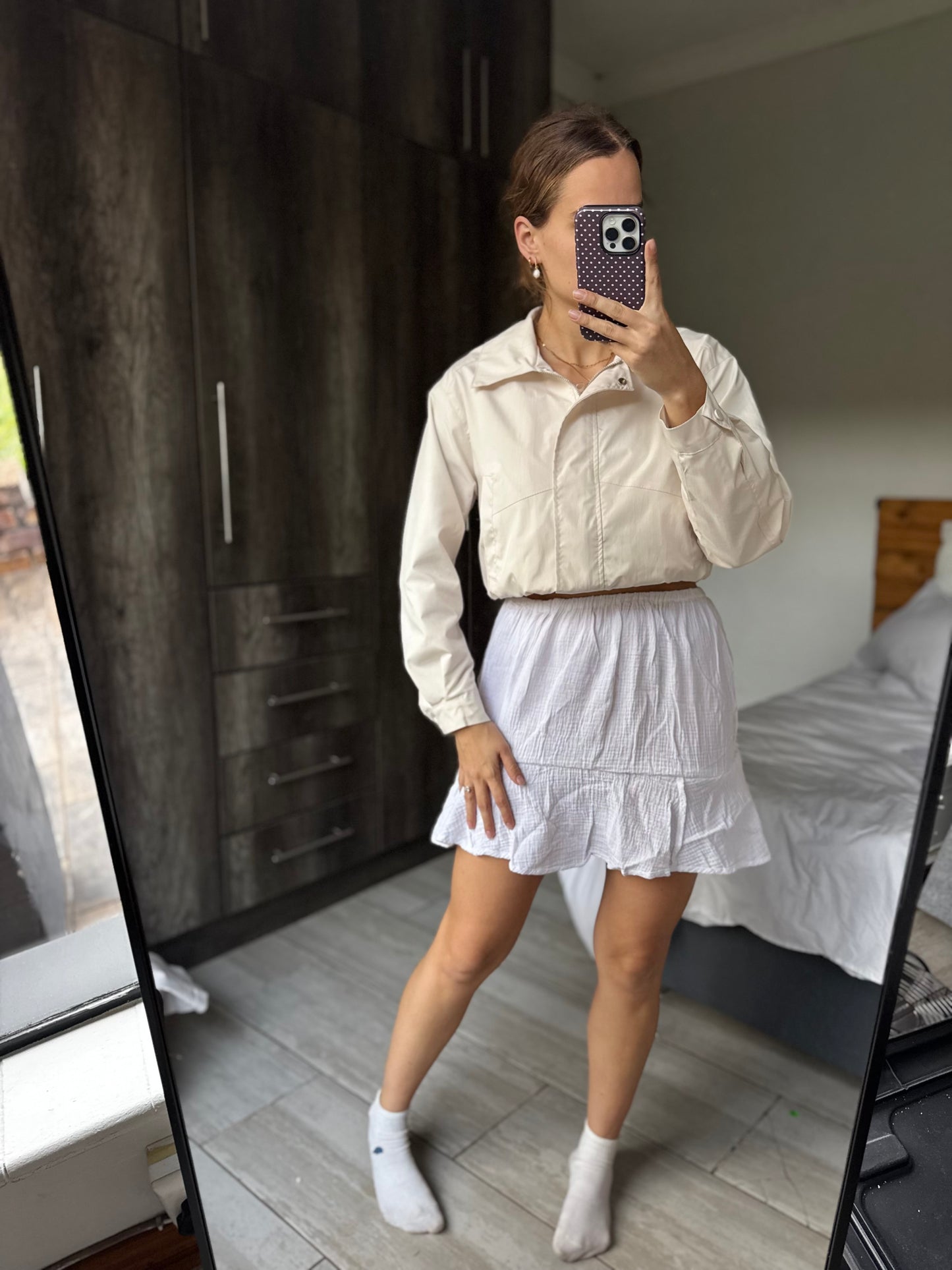 White skirt (D)