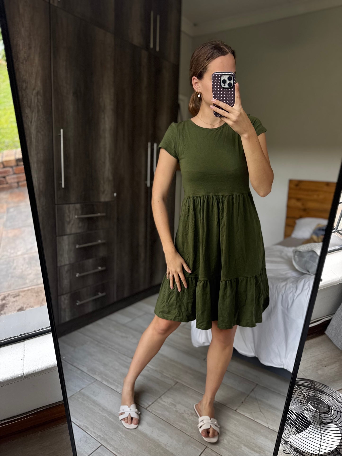 Green dress (K)