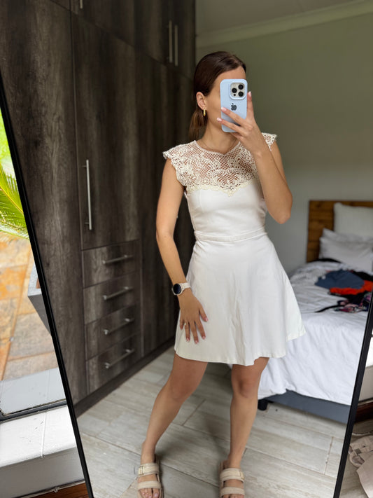 FOREVER NEW cream dress (UUU)