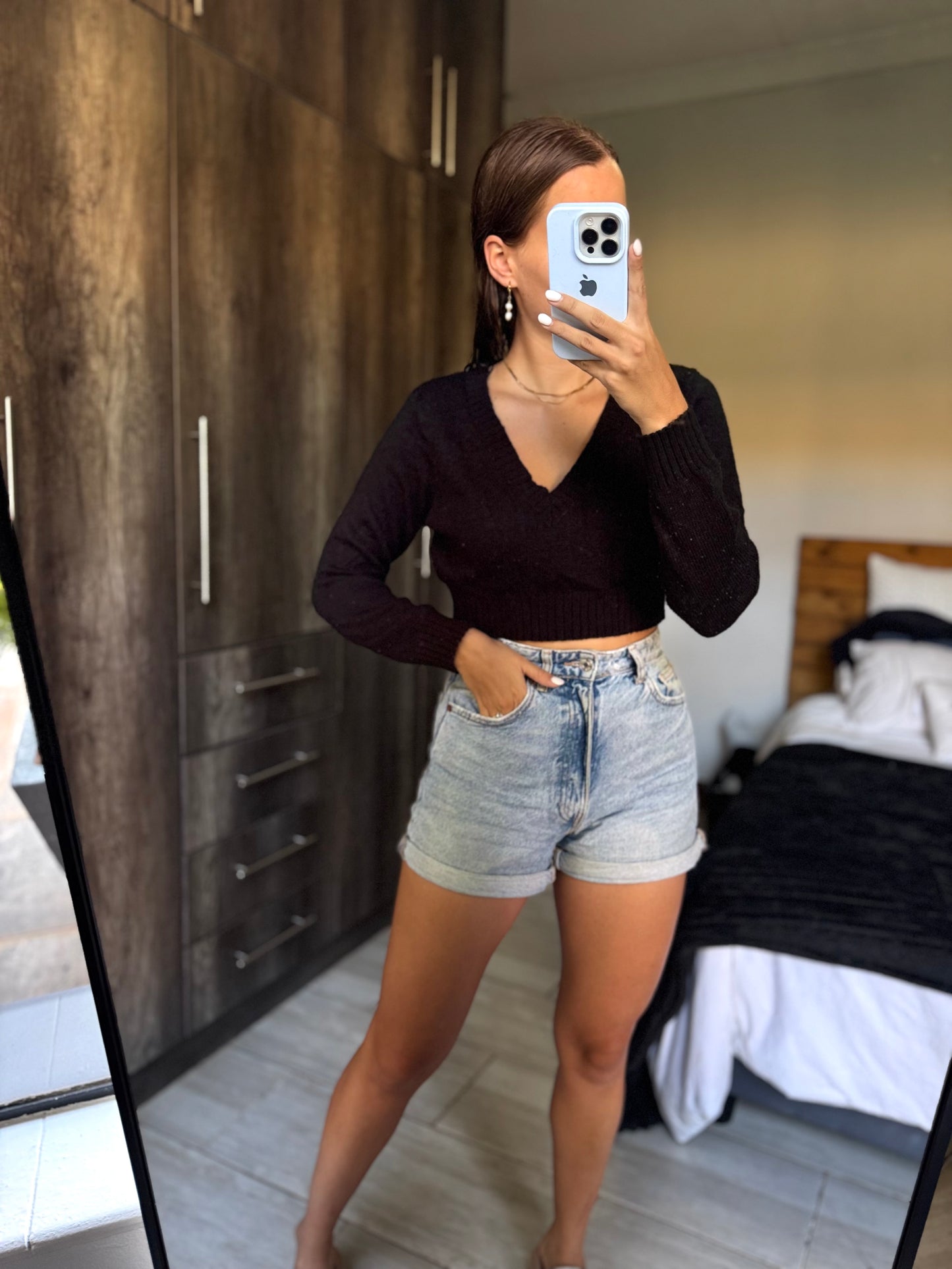 H&M black sweater (II)