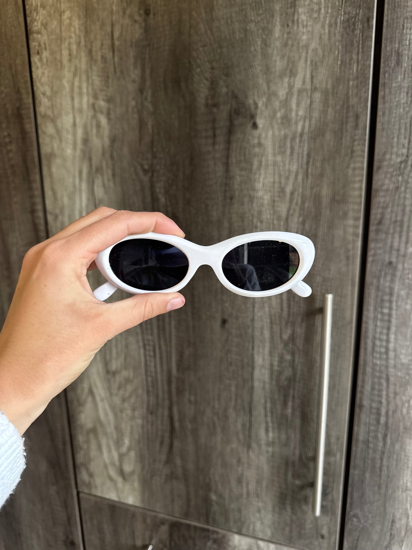 White glasses (A)