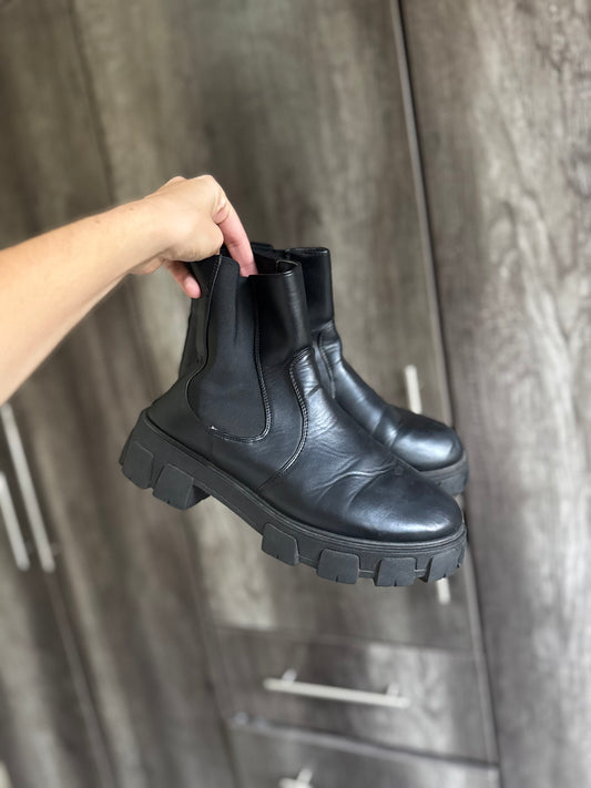Black chelsea boots (M)