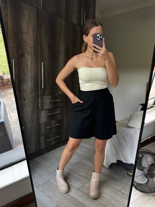 Black shorts (AA)