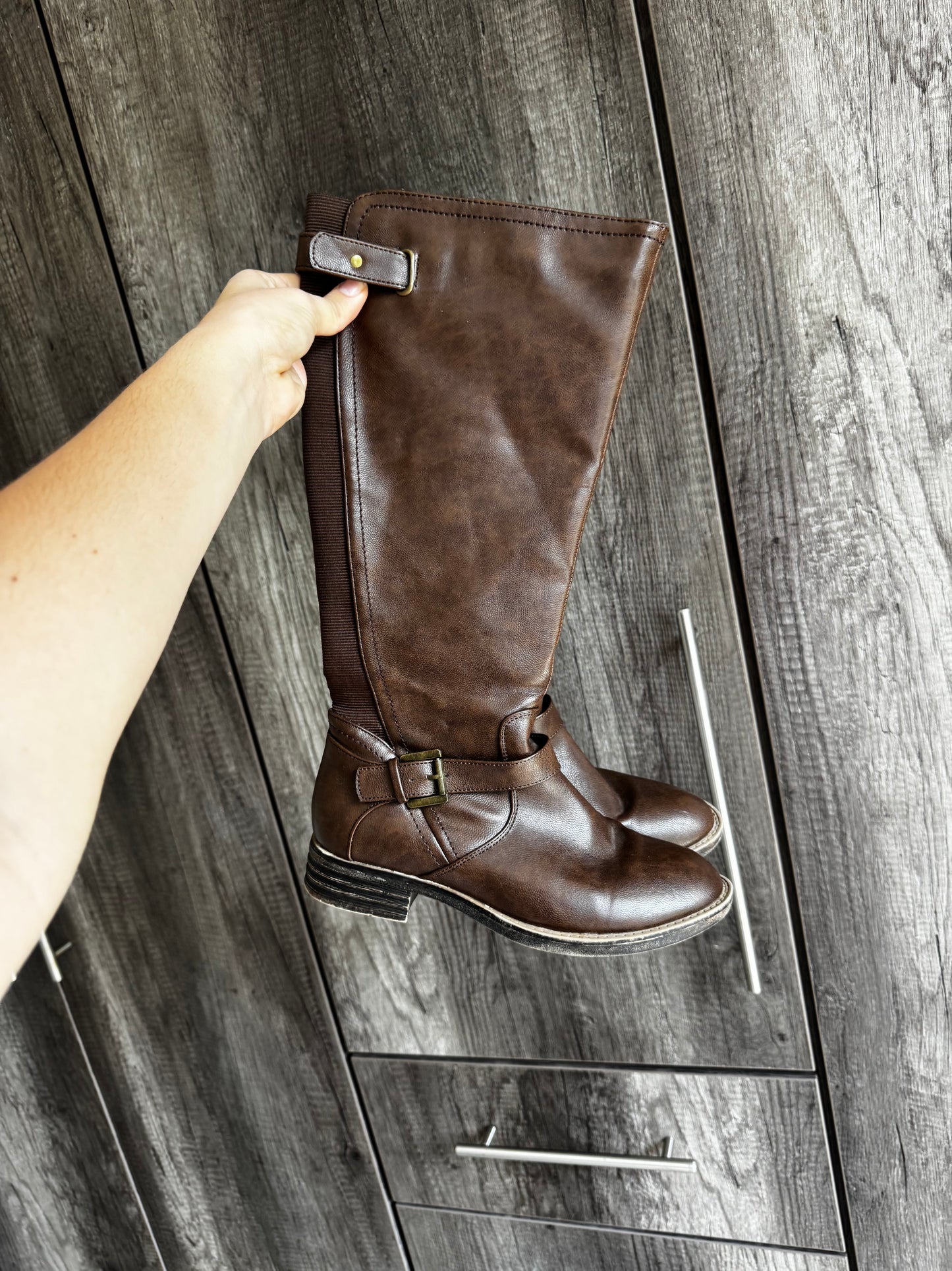 Brown boots (R)