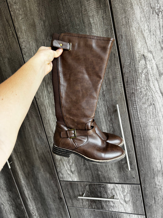Brown boots (R)