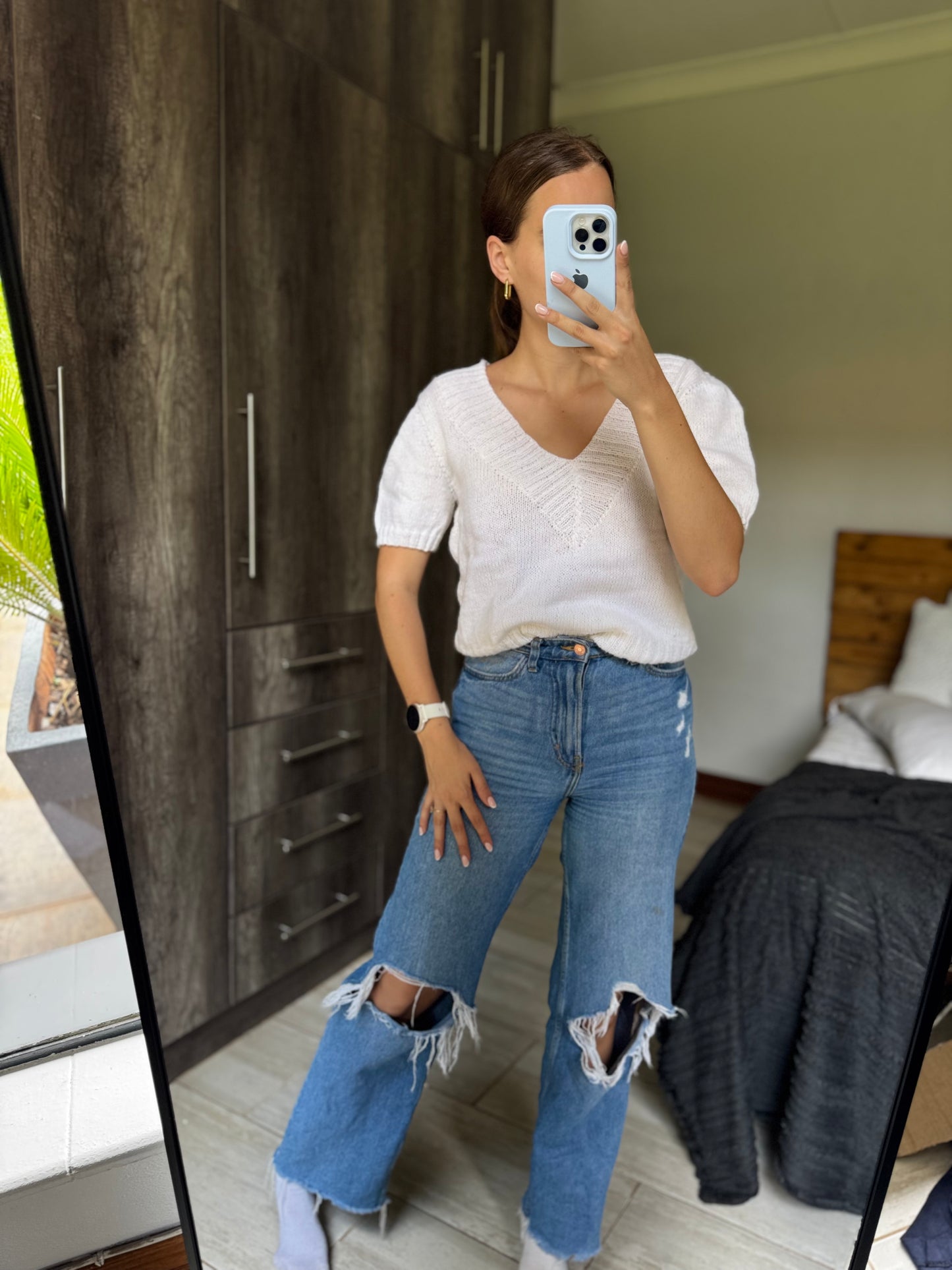 White knitted top (B)