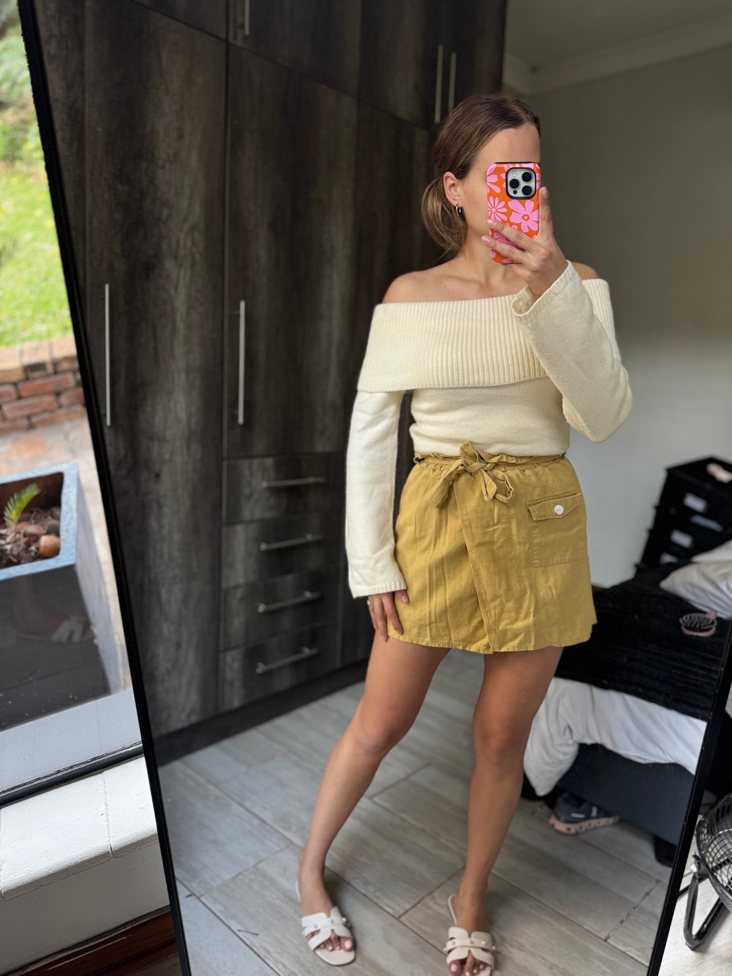 Yellow skirt (I)