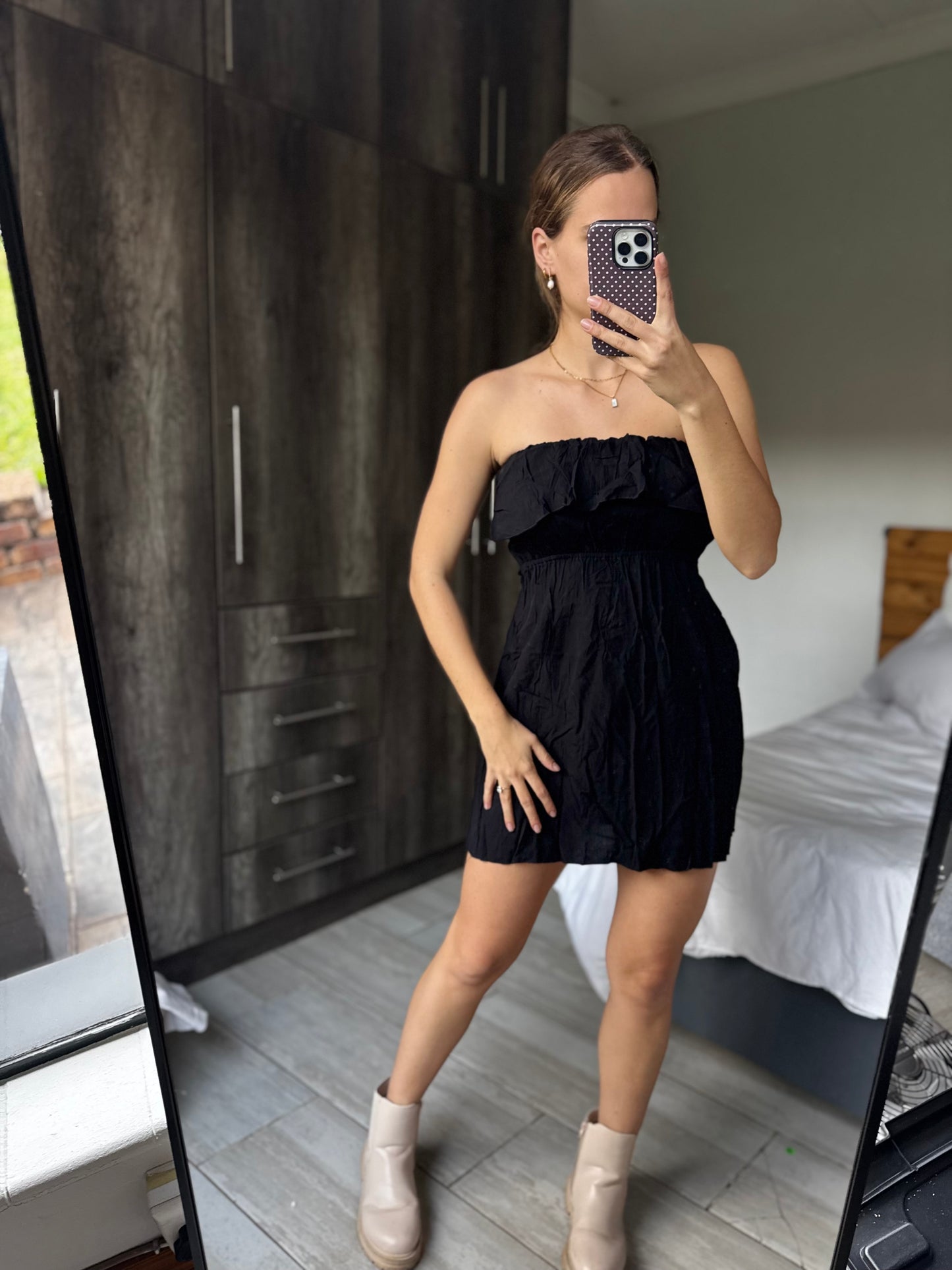 Black dress (D)
