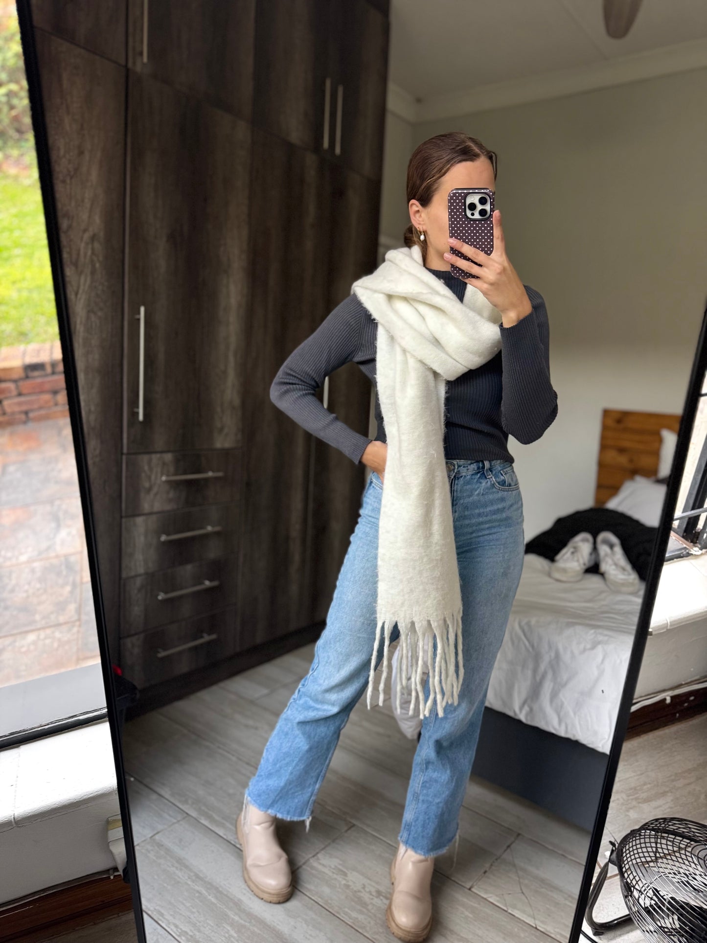 White scarf (D)