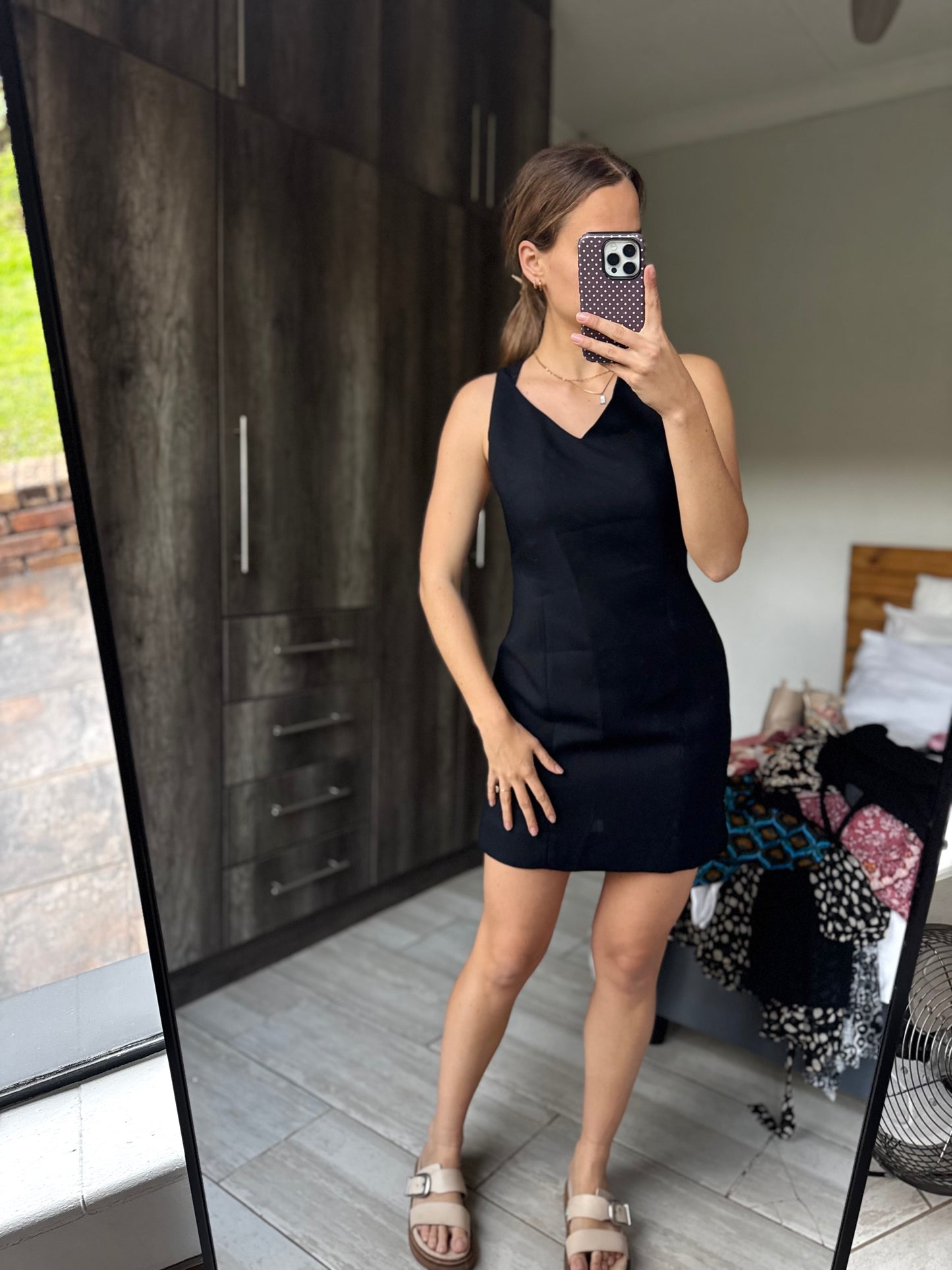 Black dress (B)