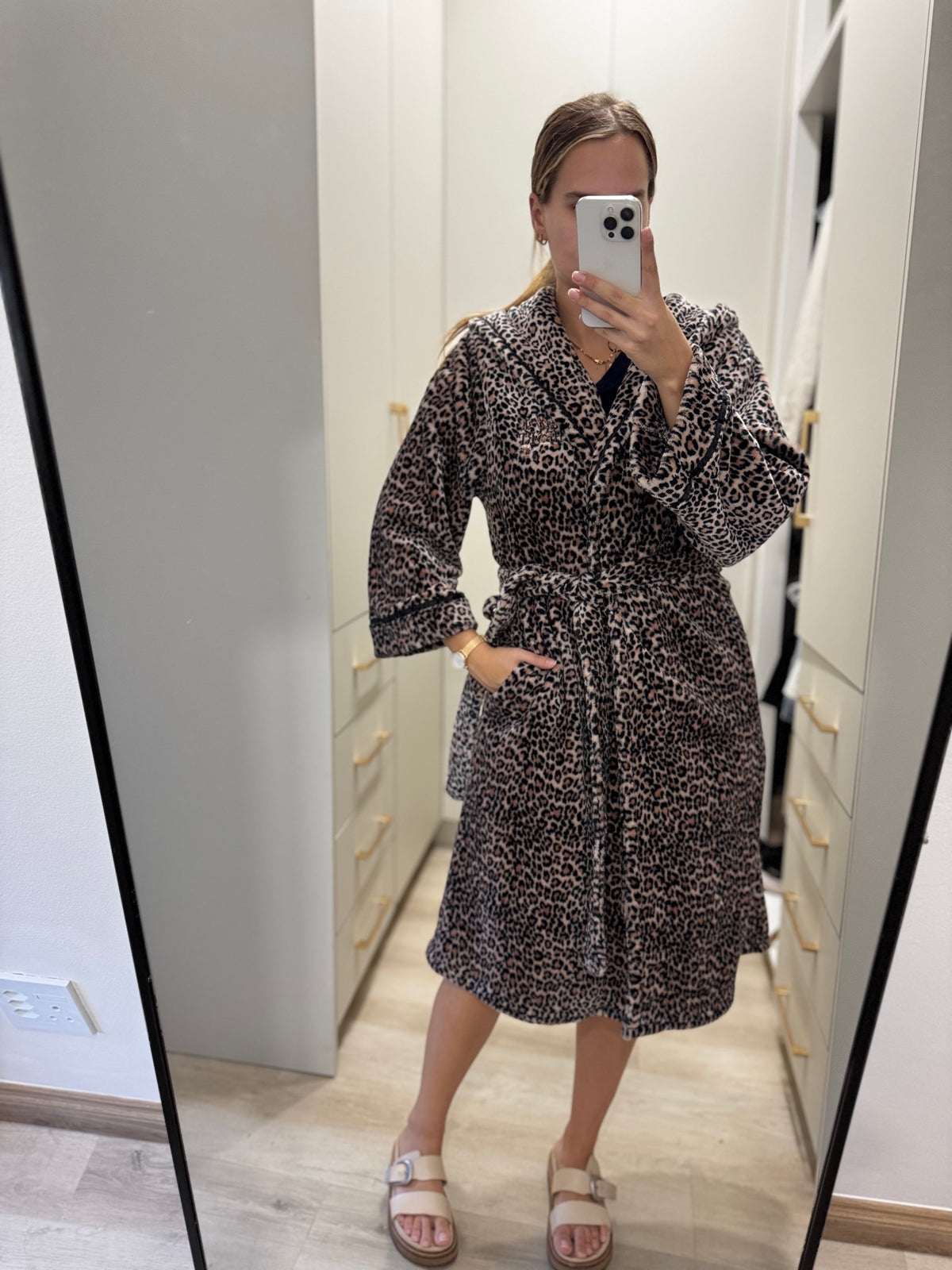 Fluffy leopard print gown (C)