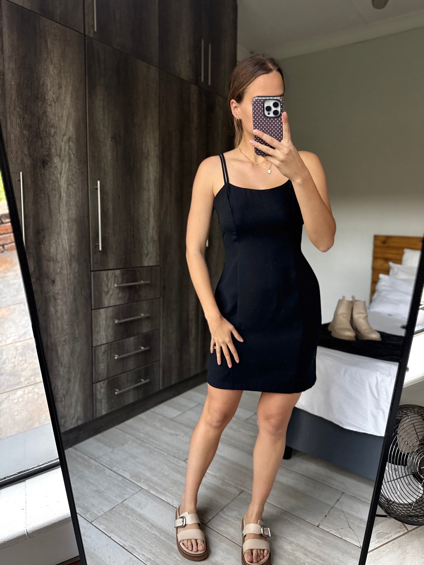 Black dress (B)