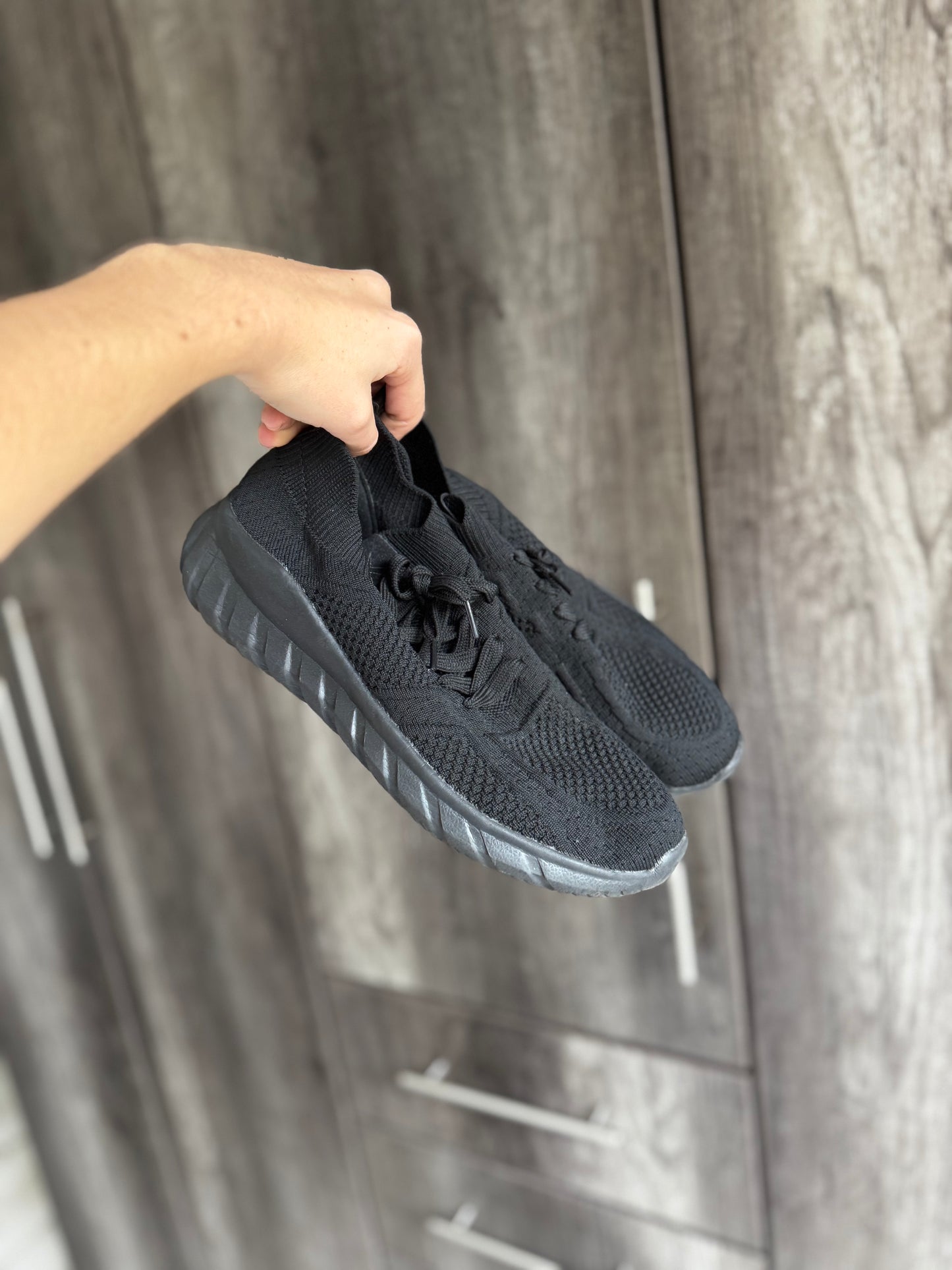 Black trainers (O)