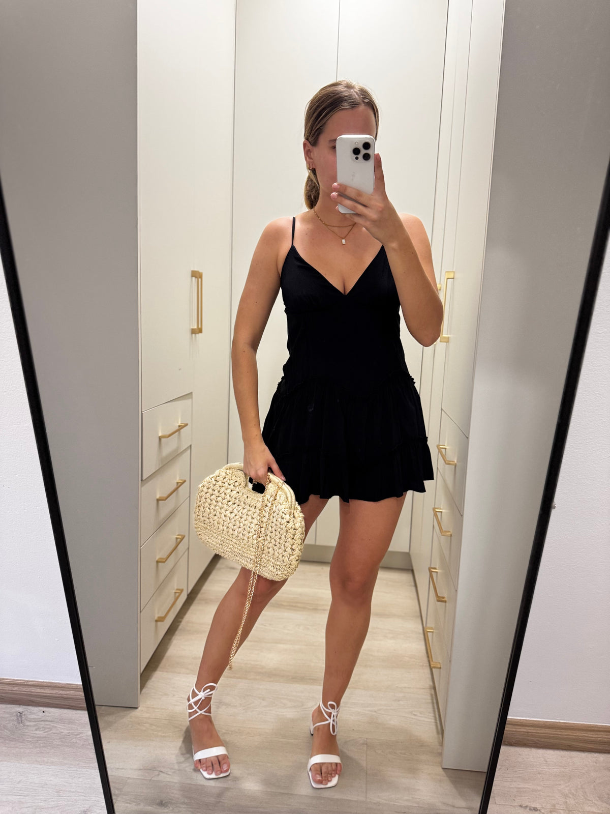 Black dress (V)