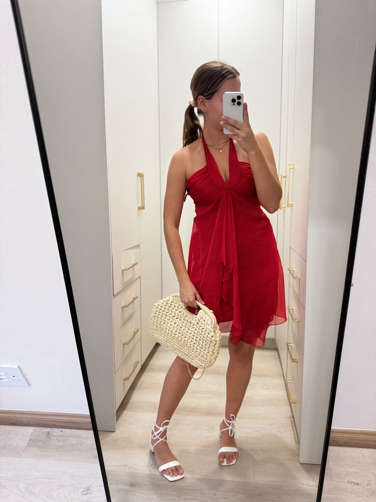 Red dress (V)