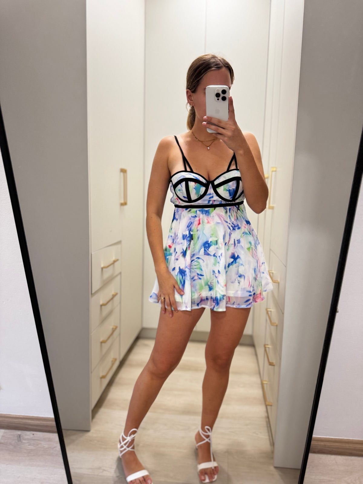 Pretty dress (V)