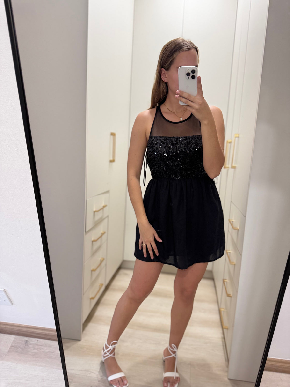 Black dress (V)